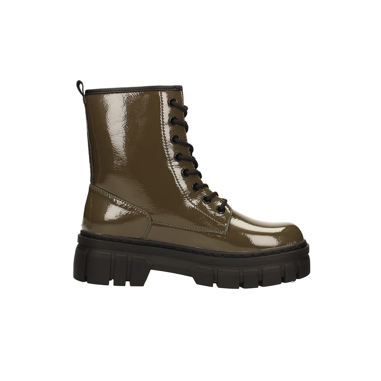 Anfibi in vernice con suola platform. Tacco alto 5cm