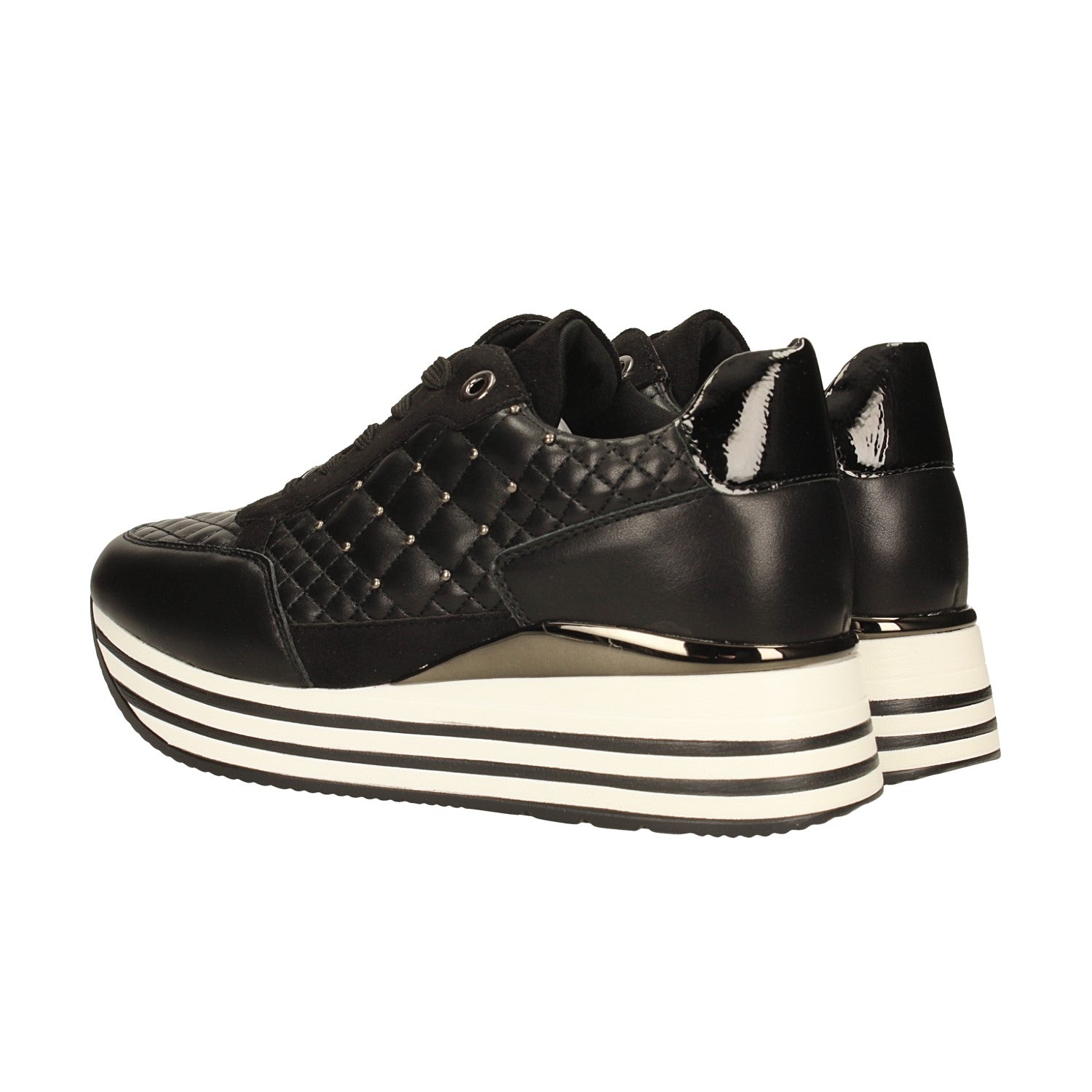 Sneakers metalassé con borchie