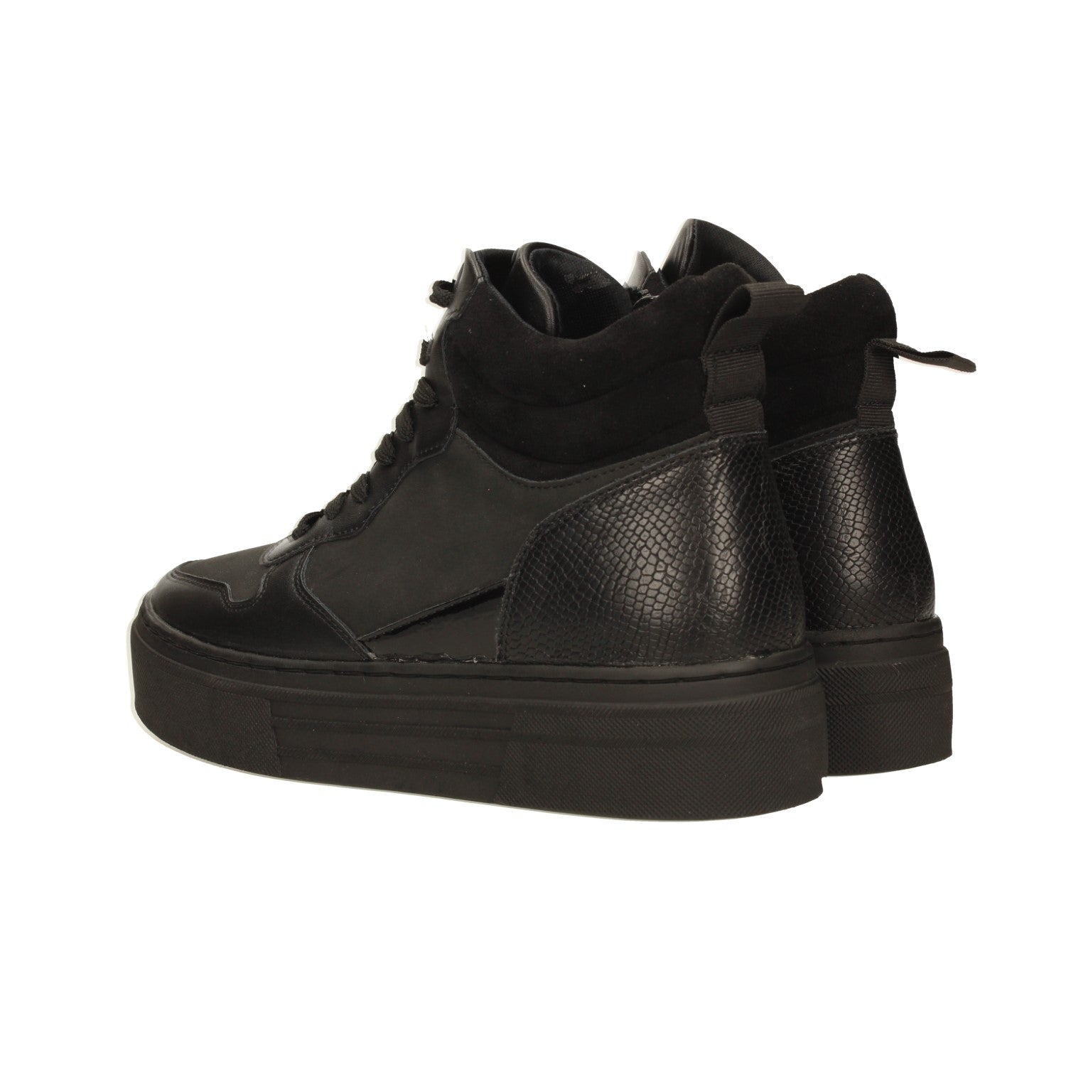 Sneakers total black con suola alta 3.5cm