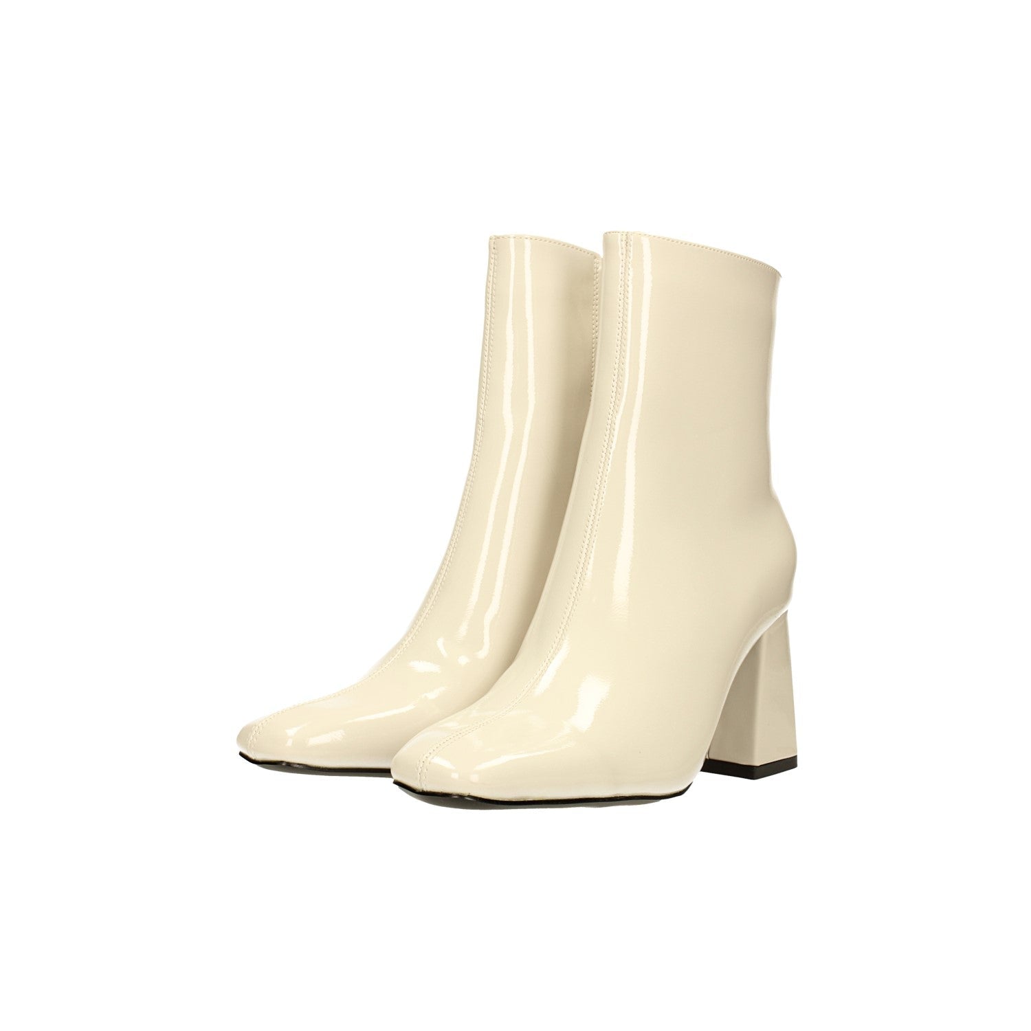 Stivaletti in vernice con punta squadrata. Tacco alto 7cm