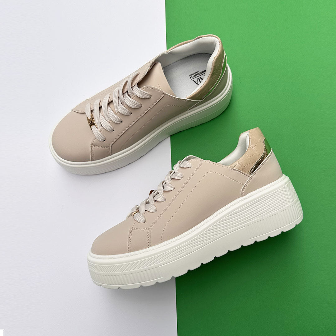 Sneakers con inserti in tessuto.Tacco alto 5cm